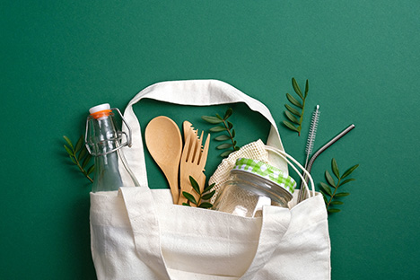 Una bolsa que contiene utensilios de cocina sostenibles.  