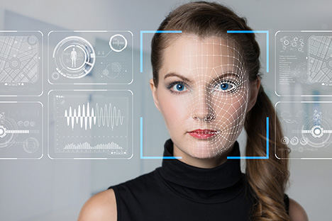 La IA haciendo reconocimiento facial a la imagen de una mujer.