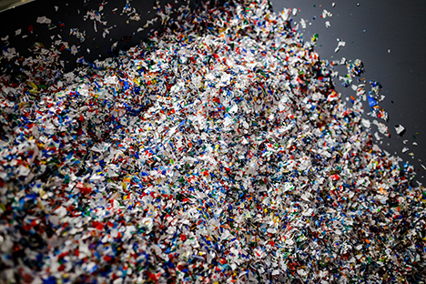 Un montón de residuos de plásticos conocidos como pellets. 