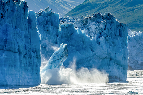 Un pedazo de hielo del glaciar Thwaites deslizándose hacia el mar. 