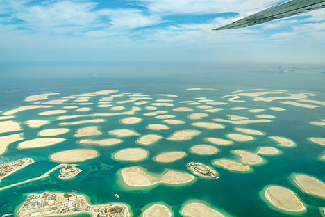 Vista aérea de las islas del mundo en Dubái. 