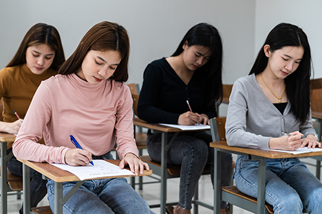 Un grupo de jóvenes asiáticas haciendo el Gaokao.