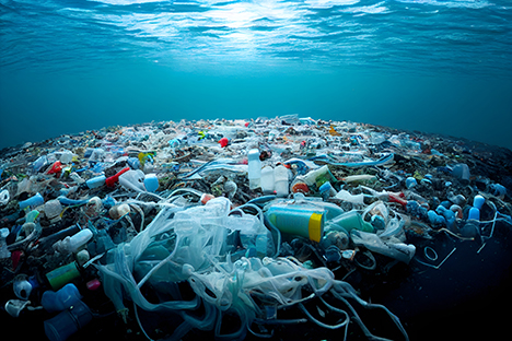 Millones de plásticos acumulados abajo del mar.