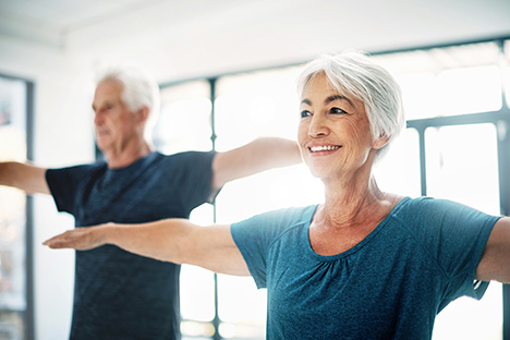 Dos personas de edad avanzada ejercitándose para mantener un estilo de vida saludable. 