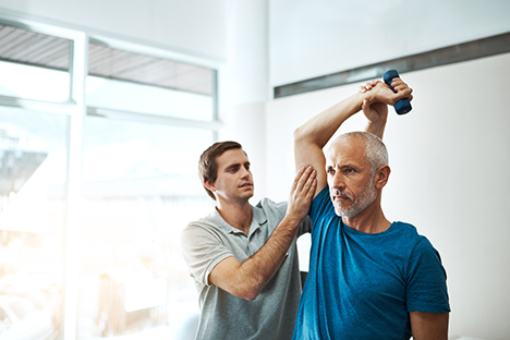 Un adulto mayor haciendo ejercicio de entrenamiento de fuerza para evitar la debilidad muscular. 