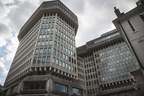 Ministerio de Justicia de London, Inglaterra, de estilo brutalista. 