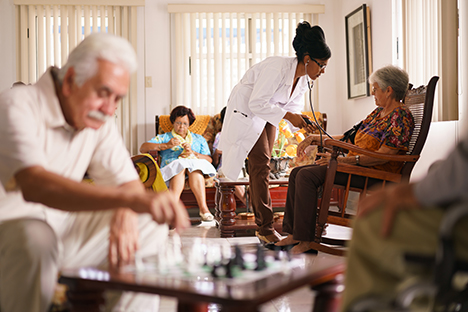 Un grupo de adultos mayores envejeciendo en un asilo. 