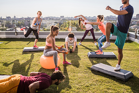 Un grupo de deportistas practicando diversos deportes en el ático de un edificio. 