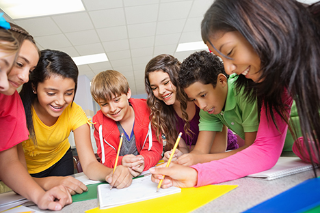 Un grupo de estudiantes poniendo en práctica el aprendizaje cooperativo en la escuela. 