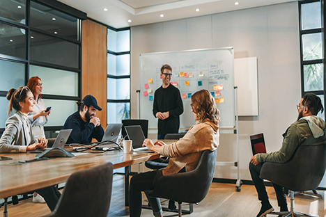 Un gerente de proyectos poniendo en práctica los power skills con su equipo. 