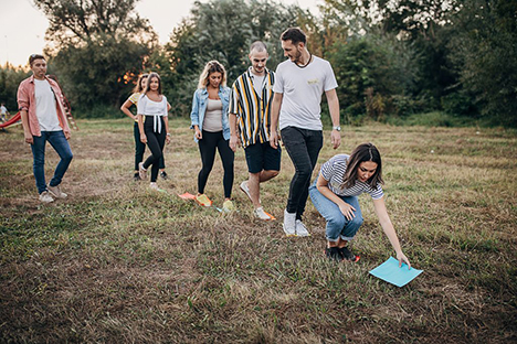 Un equipo de trabajo fomentando su comunicación interna al aire libre. 