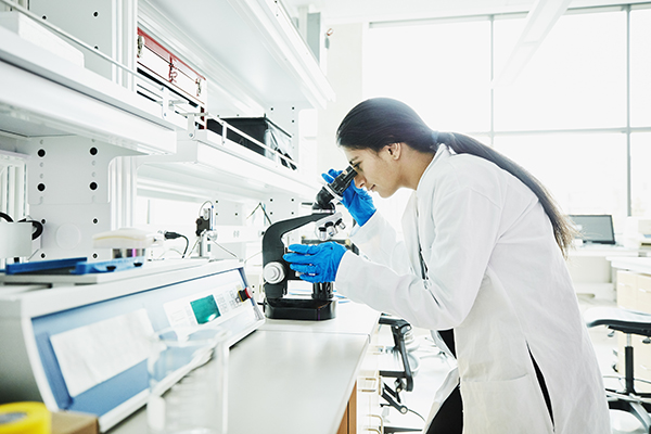 Una científica trabajando en un laboratorio. 