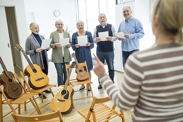 Un grupo de adultos mayores recibiendo una sesión de musicoterapia. 