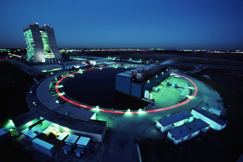 Neutrinos. Vista aérea de Fermilab al anochecer.